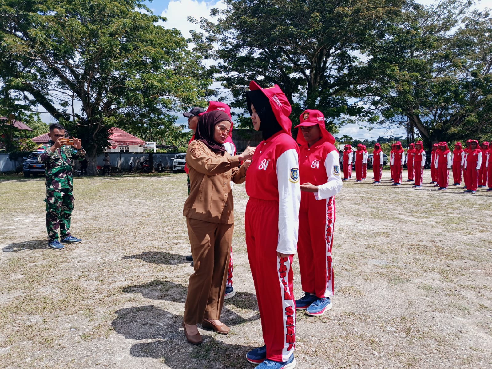 Pembukaan pemusatan pelatihan paskibraka kabupaten Sarmi Peletakan batu pertama pembangunan Sekolah rakyat di  Kabupaten Sarmi [15.08, 27/7/2026] Om Ander: Pemkab Sarmi Mulai Bangun Gedung Permanen Sekolah Rakyat, Wabup Lakukan Peletakan Batu Pertama     Diskominfo Sarmi--Pemerintah Kabupaten Sarmi, Provinsi Papua, resmi memulai pembangunan gedung permanen Sekolah Rakyat ( SRMA) 42 Sarmi, yang ditandai dengan peletakan batu pertama (groundbreaking) di Kota Baru Petam, Distrik Sarmi Selatan, Kabupaten Sarmi, Senin (27/7/2026). Pembangunan ini menjadi langkah nyata pemerintah dalam memperluas akses pendidikan bagi anak-anak dari keluarga kurang mampu.  Prosesi peletakan batu pertama dipimpin langsung oleh Wakil Bupati Sarmi, Hj. Jumriati, SH, didampingi Penjabat (Pj) Sekretaris Daerah Kabupaten Sarmi, Eduard Dimomonmau, ST,, M, Kp, Kegiatan tersebut turut dihadiri jajaran Forum Koordinasi Pimpinan Daerah (Forkopimda), Pimpinan OPD, dan Tim kementrian Pekerjaan Umum dan Perumahan Rakyat, (PUPR) serta tokoh masyarakat setempat.  Dalam sambutannya, Wakil Bupati Hj. Jumriati menyampaikan apresiasi kepada Pemerintah Pusat yang telah memasukkan program Sekolah Rakyat sebagai bagian dari Proyek Strategis Nasional (PSN). Menurutnya, program tersebut menjadi bentuk komitmen pemerintah dalam meningkatkan kualitas sumber daya manusia melalui pemerataan pendidikan.  "Kami menyampaikan terima kasih kepada Pemerintah Pusat atas berjalannya program PSN Sekolah Rakyat ini. Kepada Pemerintah Kabupaten Sarmi, kami berharap proses pembangunan dapat terus berjalan tepat waktu," ujar Hj. Jumriati.  Ia menjelaskan, Sekolah Rakyat dirancang dengan konsep sekolah berasrama (boarding school) yang diperuntukkan bagi anak-anak dari keluarga kurang mampu secara sosial dan ekonomi. Melalui konsep tersebut, para siswa tidak hanya memperoleh pendidikan formal, tetapi juga pembinaan karakter dan kehidupan yang lebih terarah.  Menurutnya, keberadaan gedung permanen ini nantinya akan menggantikan lokasi belajar sementara yang selama satu tahun terakhir digunakan oleh siswa kelas transisi di lingkungan Badan Kepegawaian dan Pengembangan Sumber Daya Manusia (BKPSDM) Kabupaten Sarmi. Dengan tersedianya fasilitas yang lebih representatif, diharapkan proses belajar mengajar dapat berlangsung lebih optimal.  Untuk mendukung kelancaran pembangunan, Wakil Bupati mengimbau para pemilik hak ulayat agar memberikan dukungan penuh selama proses konstruksi berlangsung. Ia berharap seluruh elemen masyarakat dapat bersama-sama menjaga situasi yang kondusif sehingga pembangunan dapat diselesaikan sesuai target.  Selain itu, Hj. Jumriati juga meminta pihak kontraktor agar mengedepankan pendekatan yang humanis dalam pelaksanaan proyek. Ia mendorong pemanfaatan potensi lokal dengan menggunakan material bangunan yang tersedia di wilayah setempat serta melibatkan masyarakat sekitar sebagai tenaga kerja sesuai kebutuhan dan standar pekerjaan yang berlaku.  Pembangunan gedung permanen Sekolah Rakyat di Kabupaten Sarmi diharapkan menjadi tonggak penting dalam meningkatkan akses pendidikan yang berkualitas bagi anak-anak Papua, khususnya mereka yang berasal dari keluarga kurang mampu. Pemerintah Kabupaten Sarmi optimistis proyek ini dapat selesai sesuai jadwal sehingga segera dimanfaatkan untuk mendukung lahirnya generasi muda yang cerdas, berkarakter, dan berdaya saing.(*) [15.09, 27/7/2026] Om Ander: Wakil Bupati Sarmi Resmi Buka Pemusatan Pelatihan Paskibraka 2026, Tekankan Pentingnya Kekompakan