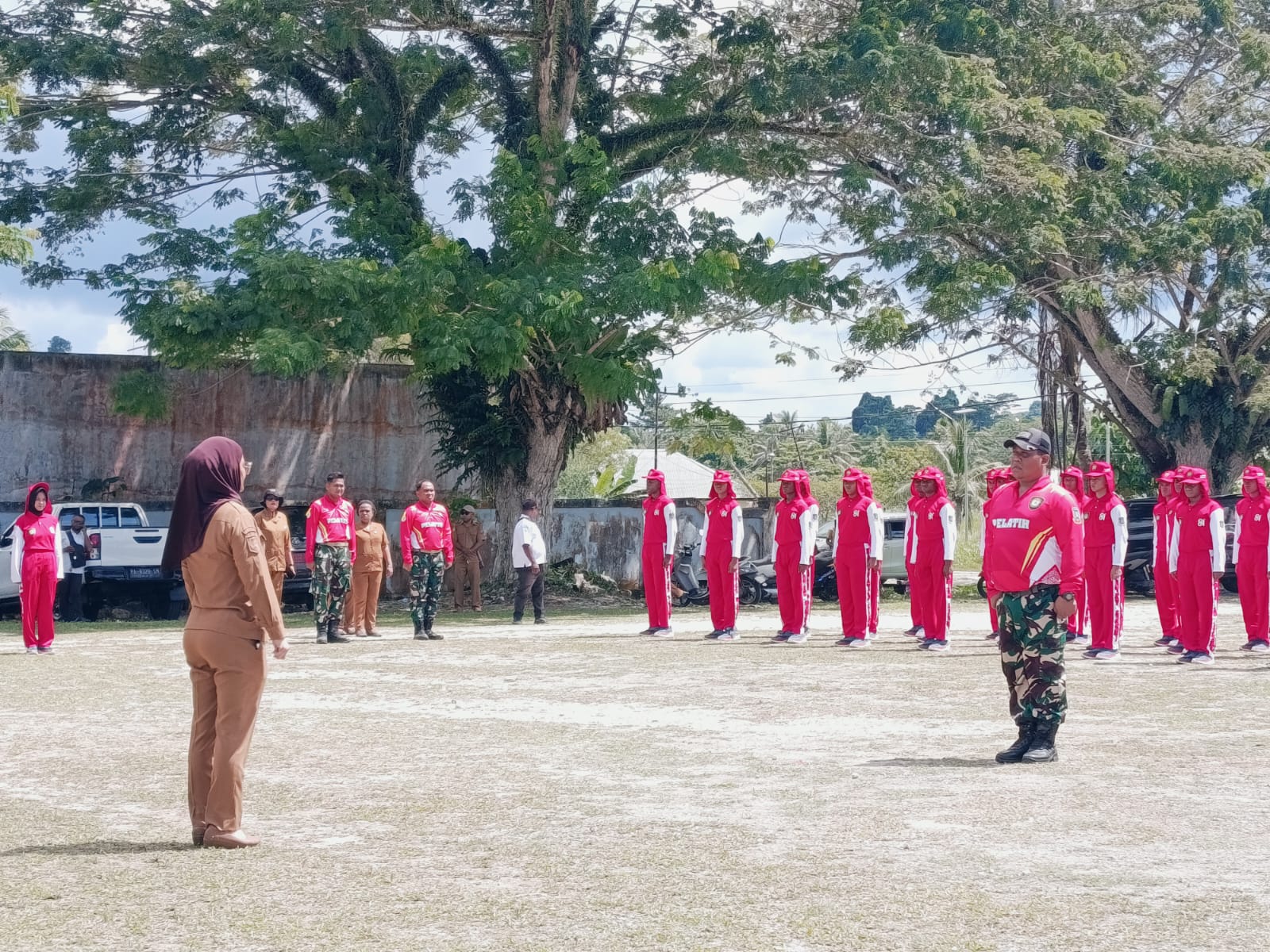 Pembukaan pemusatan pelatihan paskibraka kabupaten Sarmi Peletakan batu pertama pembangunan Sekolah rakyat di  Kabupaten Sarmi [15.08, 27/7/2026] Om Ander: Pemkab Sarmi Mulai Bangun Gedung Permanen Sekolah Rakyat, Wabup Lakukan Peletakan Batu Pertama     Diskominfo Sarmi--Pemerintah Kabupaten Sarmi, Provinsi Papua, resmi memulai pembangunan gedung permanen Sekolah Rakyat ( SRMA) 42 Sarmi, yang ditandai dengan peletakan batu pertama (groundbreaking) di Kota Baru Petam, Distrik Sarmi Selatan, Kabupaten Sarmi, Senin (27/7/2026). Pembangunan ini menjadi langkah nyata pemerintah dalam memperluas akses pendidikan bagi anak-anak dari keluarga kurang mampu.  Prosesi peletakan batu pertama dipimpin langsung oleh Wakil Bupati Sarmi, Hj. Jumriati, SH, didampingi Penjabat (Pj) Sekretaris Daerah Kabupaten Sarmi, Eduard Dimomonmau, ST,, M, Kp, Kegiatan tersebut turut dihadiri jajaran Forum Koordinasi Pimpinan Daerah (Forkopimda), Pimpinan OPD, dan Tim kementrian Pekerjaan Umum dan Perumahan Rakyat, (PUPR) serta tokoh masyarakat setempat.  Dalam sambutannya, Wakil Bupati Hj. Jumriati menyampaikan apresiasi kepada Pemerintah Pusat yang telah memasukkan program Sekolah Rakyat sebagai bagian dari Proyek Strategis Nasional (PSN). Menurutnya, program tersebut menjadi bentuk komitmen pemerintah dalam meningkatkan kualitas sumber daya manusia melalui pemerataan pendidikan.  "Kami menyampaikan terima kasih kepada Pemerintah Pusat atas berjalannya program PSN Sekolah Rakyat ini. Kepada Pemerintah Kabupaten Sarmi, kami berharap proses pembangunan dapat terus berjalan tepat waktu," ujar Hj. Jumriati.  Ia menjelaskan, Sekolah Rakyat dirancang dengan konsep sekolah berasrama (boarding school) yang diperuntukkan bagi anak-anak dari keluarga kurang mampu secara sosial dan ekonomi. Melalui konsep tersebut, para siswa tidak hanya memperoleh pendidikan formal, tetapi juga pembinaan karakter dan kehidupan yang lebih terarah.  Menurutnya, keberadaan gedung permanen ini nantinya akan menggantikan lokasi belajar sementara yang selama satu tahun terakhir digunakan oleh siswa kelas transisi di lingkungan Badan Kepegawaian dan Pengembangan Sumber Daya Manusia (BKPSDM) Kabupaten Sarmi. Dengan tersedianya fasilitas yang lebih representatif, diharapkan proses belajar mengajar dapat berlangsung lebih optimal.  Untuk mendukung kelancaran pembangunan, Wakil Bupati mengimbau para pemilik hak ulayat agar memberikan dukungan penuh selama proses konstruksi berlangsung. Ia berharap seluruh elemen masyarakat dapat bersama-sama menjaga situasi yang kondusif sehingga pembangunan dapat diselesaikan sesuai target.  Selain itu, Hj. Jumriati juga meminta pihak kontraktor agar mengedepankan pendekatan yang humanis dalam pelaksanaan proyek. Ia mendorong pemanfaatan potensi lokal dengan menggunakan material bangunan yang tersedia di wilayah setempat serta melibatkan masyarakat sekitar sebagai tenaga kerja sesuai kebutuhan dan standar pekerjaan yang berlaku.  Pembangunan gedung permanen Sekolah Rakyat di Kabupaten Sarmi diharapkan menjadi tonggak penting dalam meningkatkan akses pendidikan yang berkualitas bagi anak-anak Papua, khususnya mereka yang berasal dari keluarga kurang mampu. Pemerintah Kabupaten Sarmi optimistis proyek ini dapat selesai sesuai jadwal sehingga segera dimanfaatkan untuk mendukung lahirnya generasi muda yang cerdas, berkarakter, dan berdaya saing.(*) [15.09, 27/7/2026] Om Ander: Wakil Bupati Sarmi Resmi Buka Pemusatan Pelatihan Paskibraka 2026, Tekankan Pentingnya Kekompakan