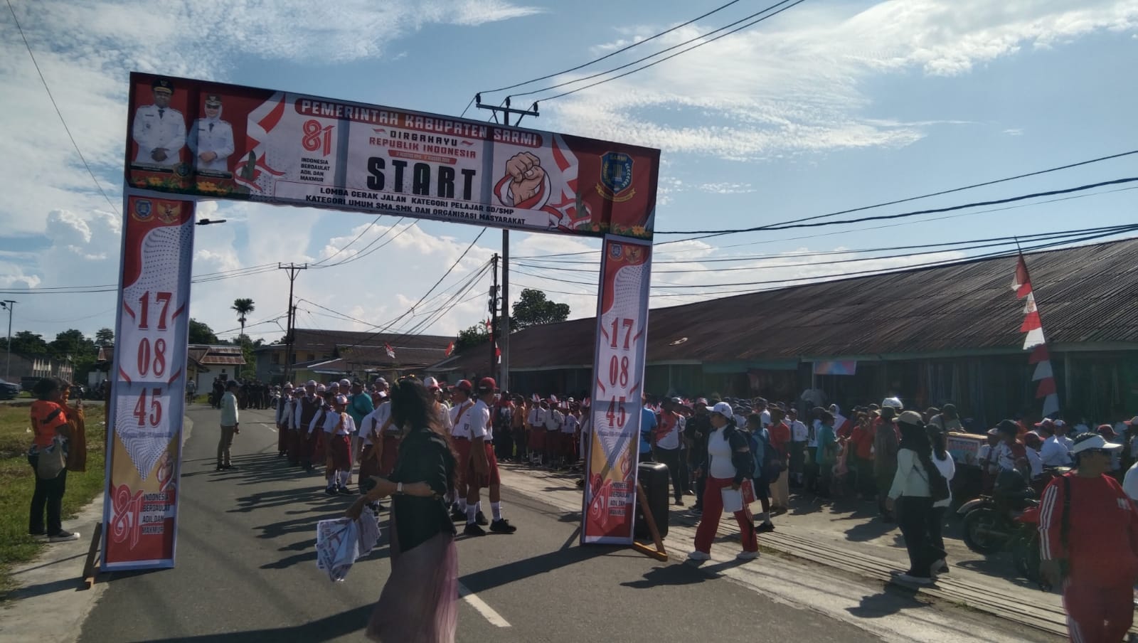 Kadispora Kabupaten Sarmi Lepas Peserta Gerak Jalan Pelajar SD dan SMP dalam Rangka HUT RI ke-81